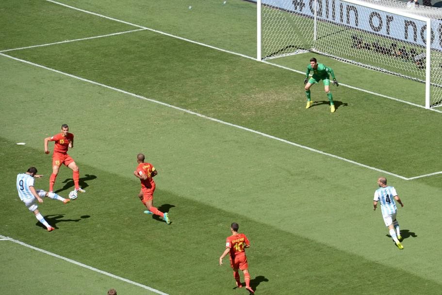 Il gol vittoria di Gonzalo Higuain: su un passaggio deviato di Di Maria il Pipita spara in rete alla destra di  Courtois. Afp